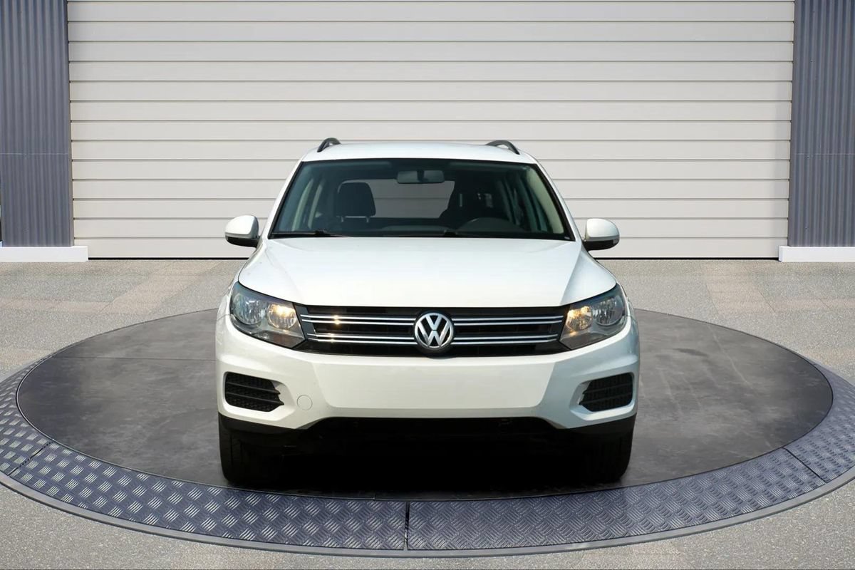 Used 2017 Volkswagen Tiguan Limited w/ Premium Package AWD/4WD image 2