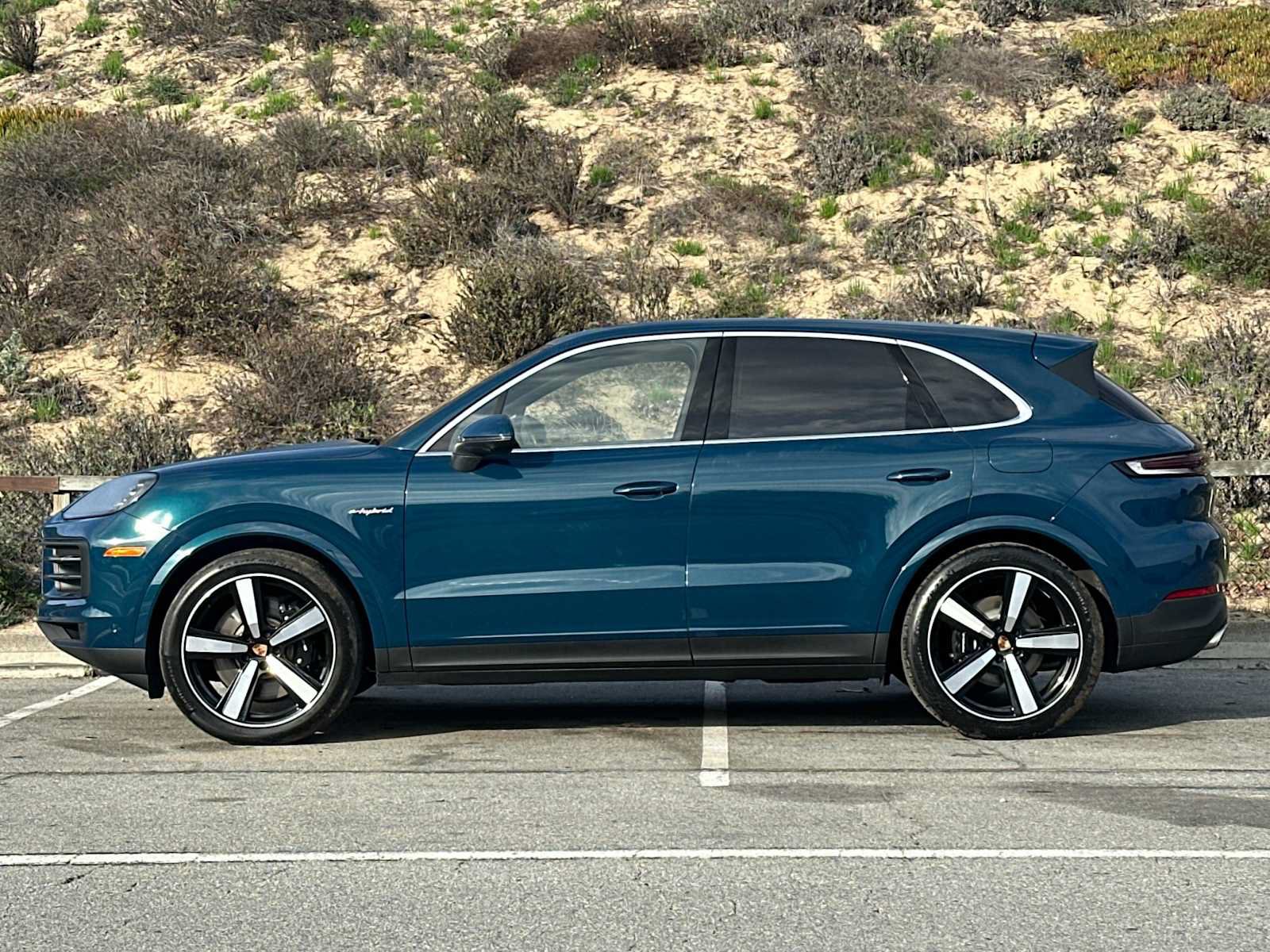 Used 2025 Porsche Cayenne E-Hybrid AWD/4WD image 2