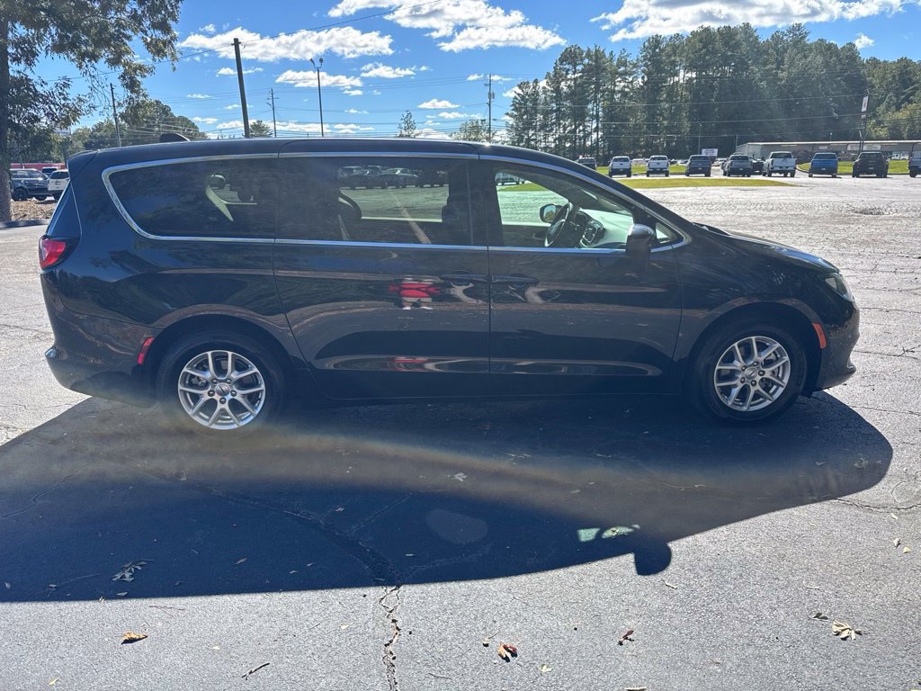 Used 2022 Chrysler Voyager LX FWD image 11