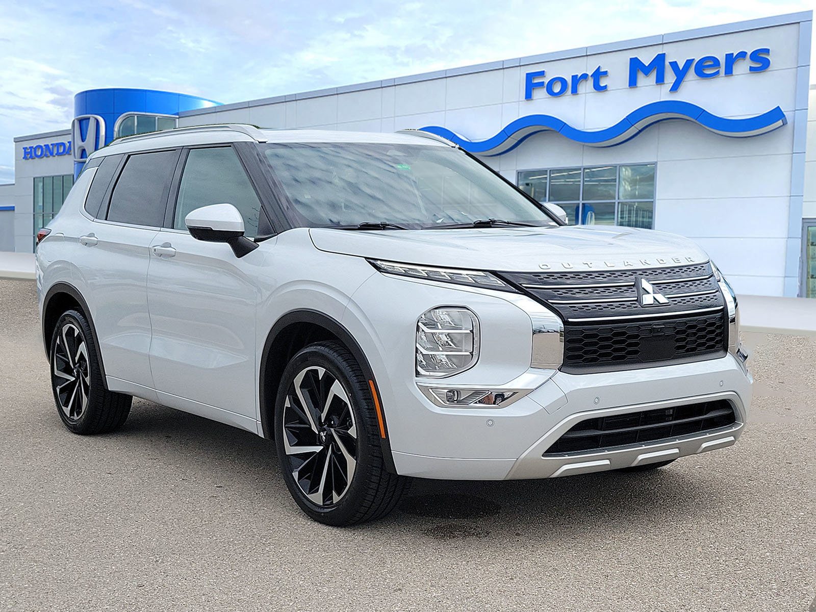 Used 2023 Mitsubishi Outlander SEL image 1