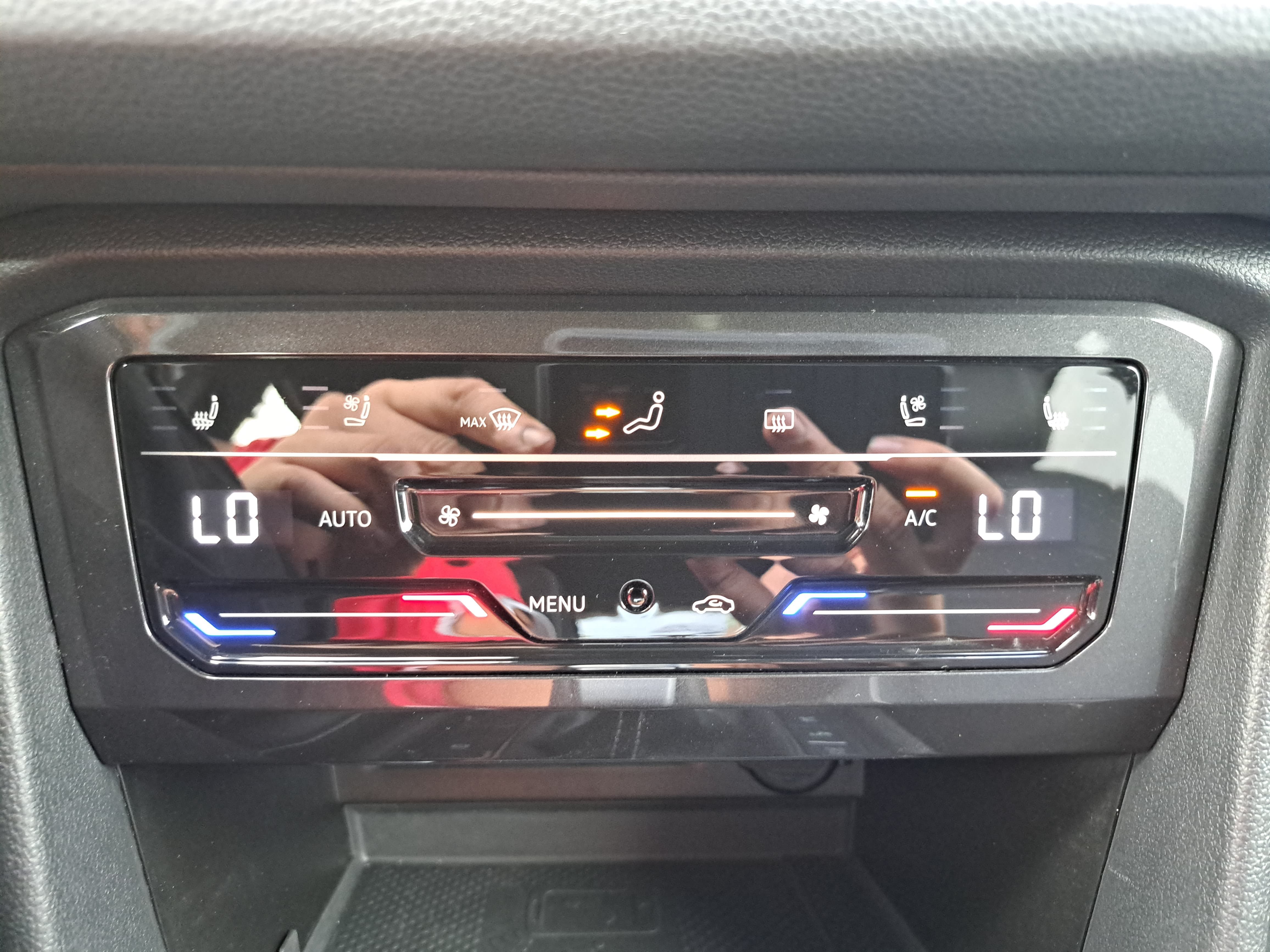Certified 2024 Volkswagen Tiguan SEL R-Line AWD/4WD image 21