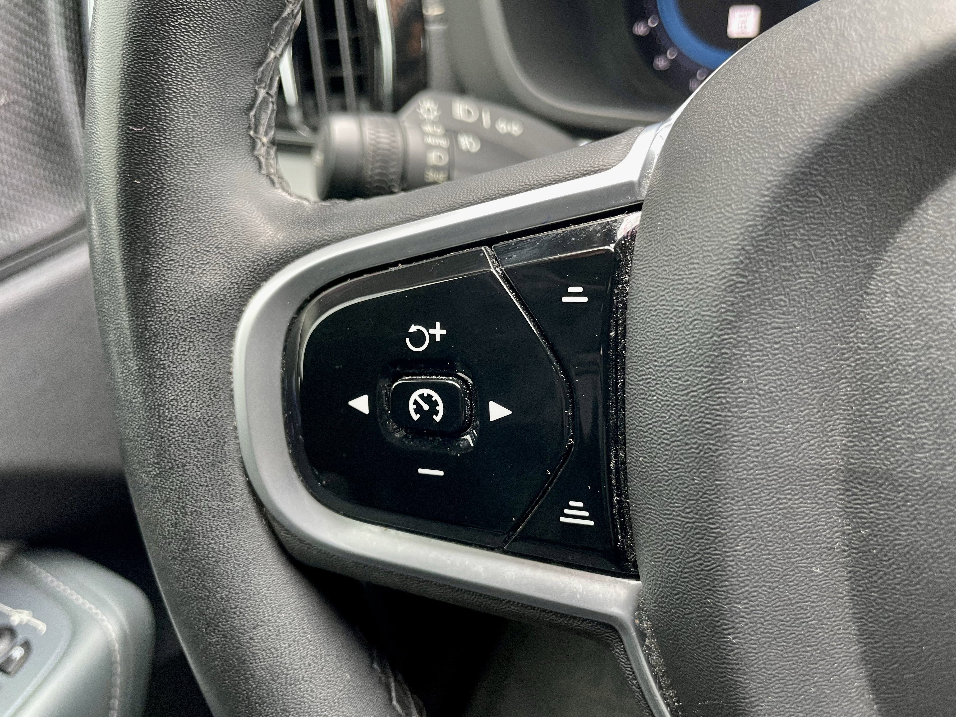 Used 2022 Volvo XC60 B6 R-Design w/ Advanced Package image 23