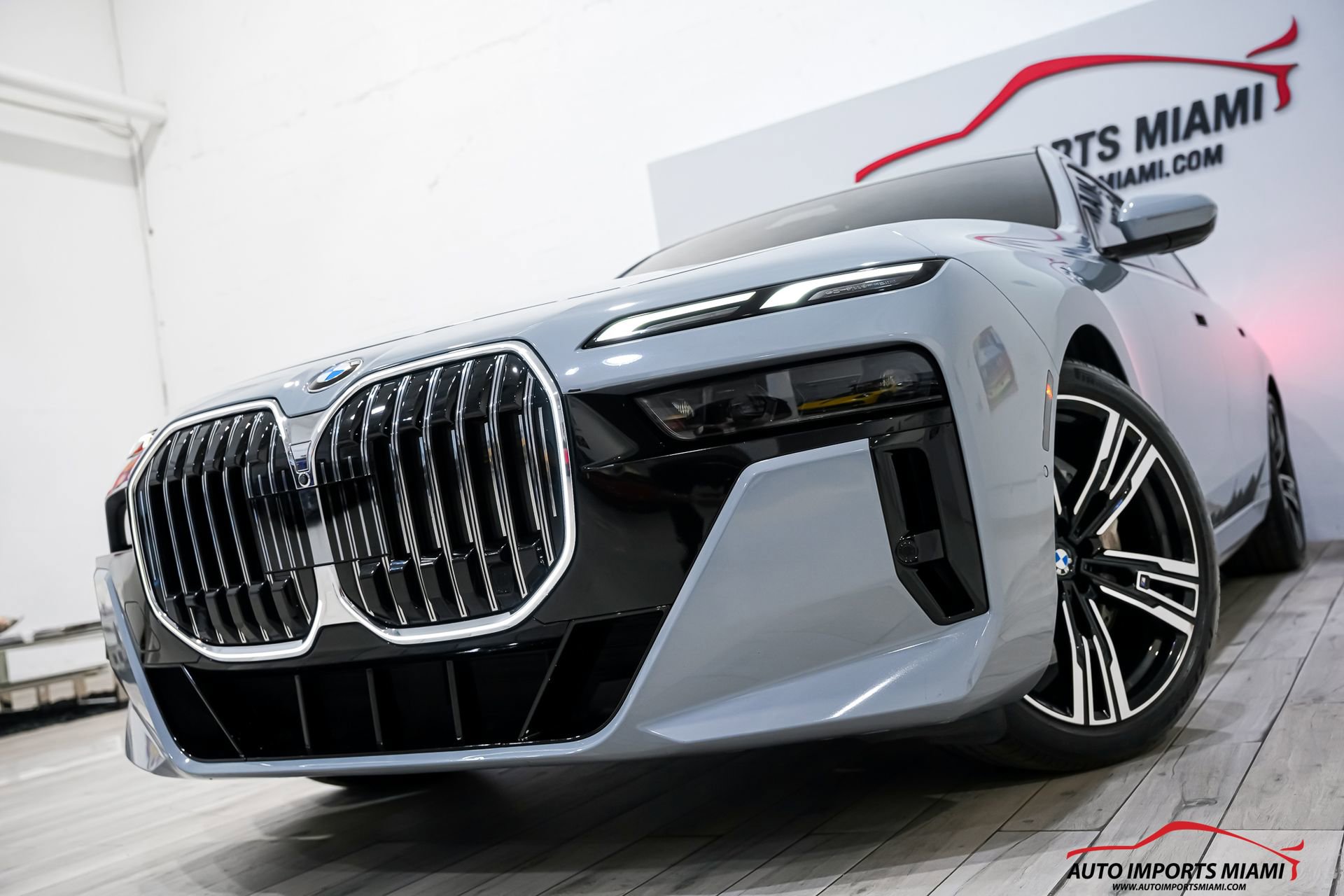 Used 2023 BMW 740i image 2