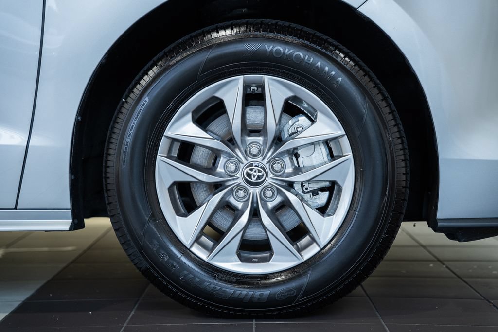 Used 2025 Toyota Sienna LE FWD image 15