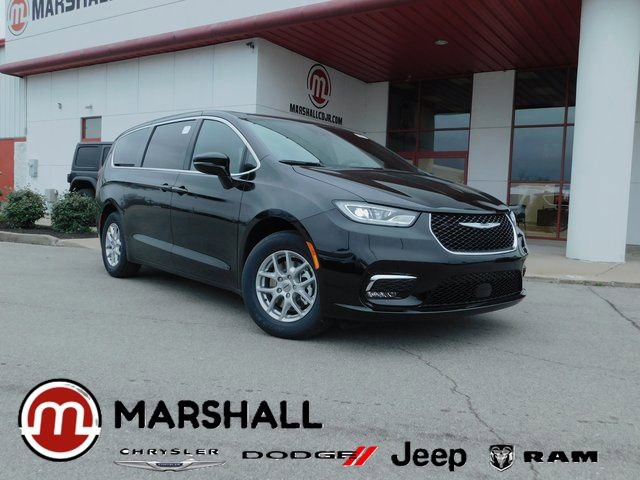 Used 2025 Chrysler Pacifica Select w/ Uconnect Theater Family Group