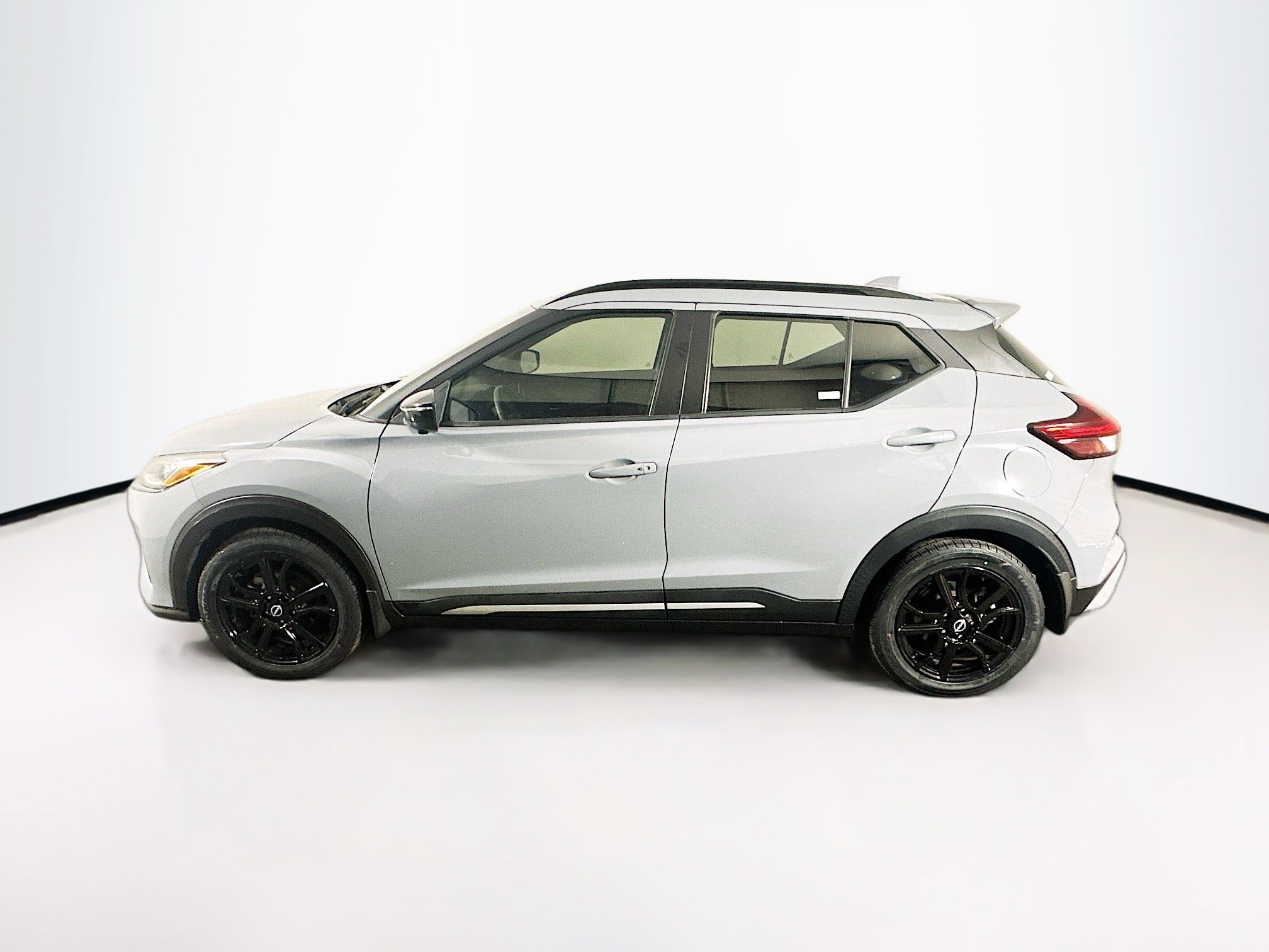Used 2023 Nissan Kicks SR image 4