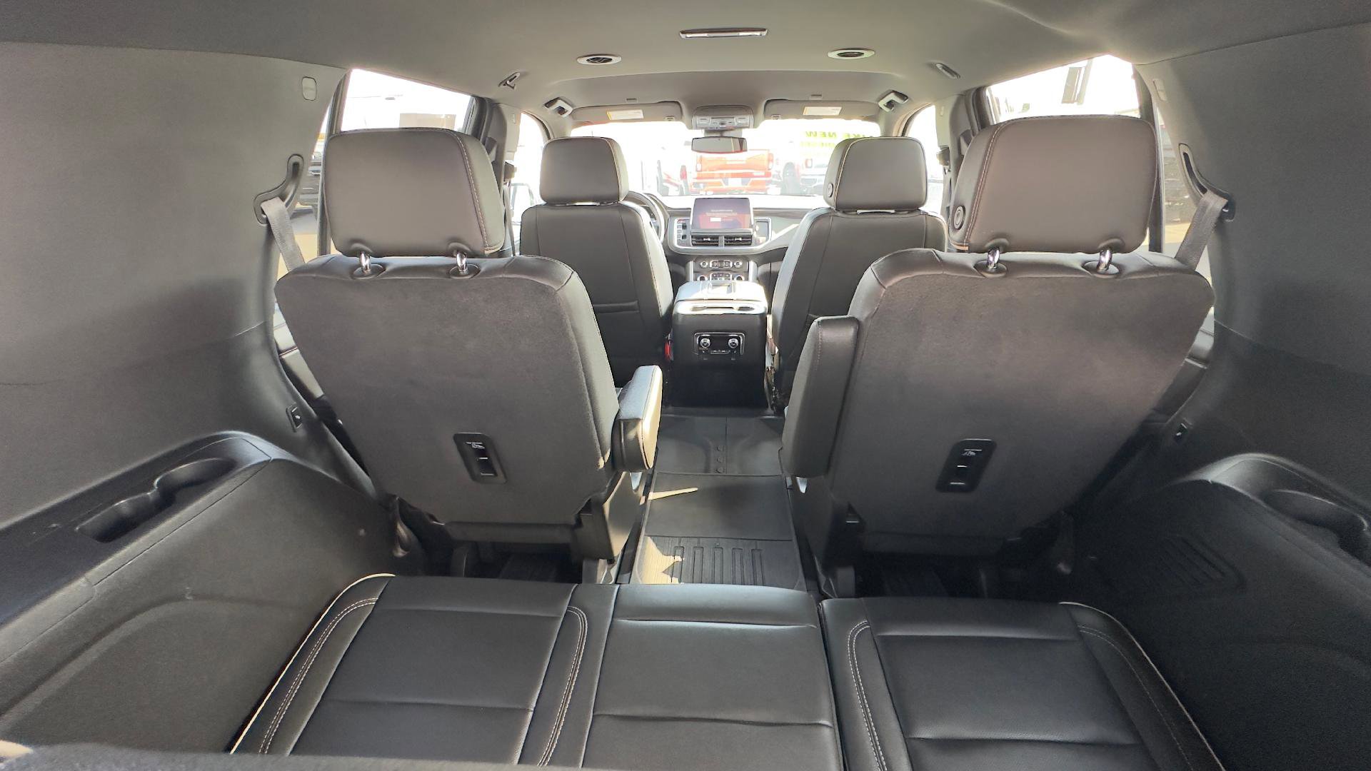 Used 2024 GMC Yukon SLT w/ SLT Luxury Package image 8