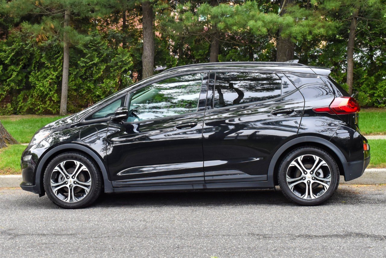 Used 2020 Chevrolet Bolt Premier w/ Infotainment Package FWD image 5