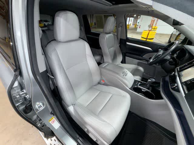 Certified 2017 Toyota Highlander XLE FWD image 16