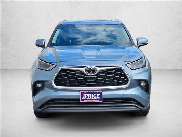 Used 2022 Toyota Highlander XLE AWD/4WD image 2