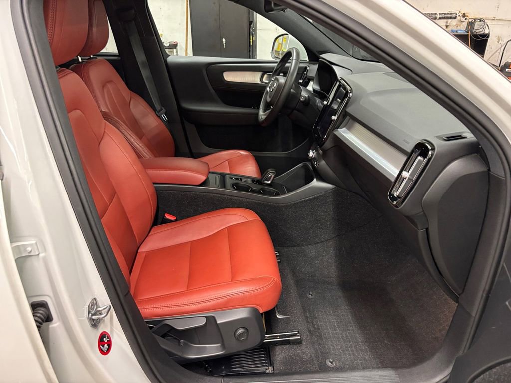 Used 2019 Volvo XC40 T4 Momentum image 19