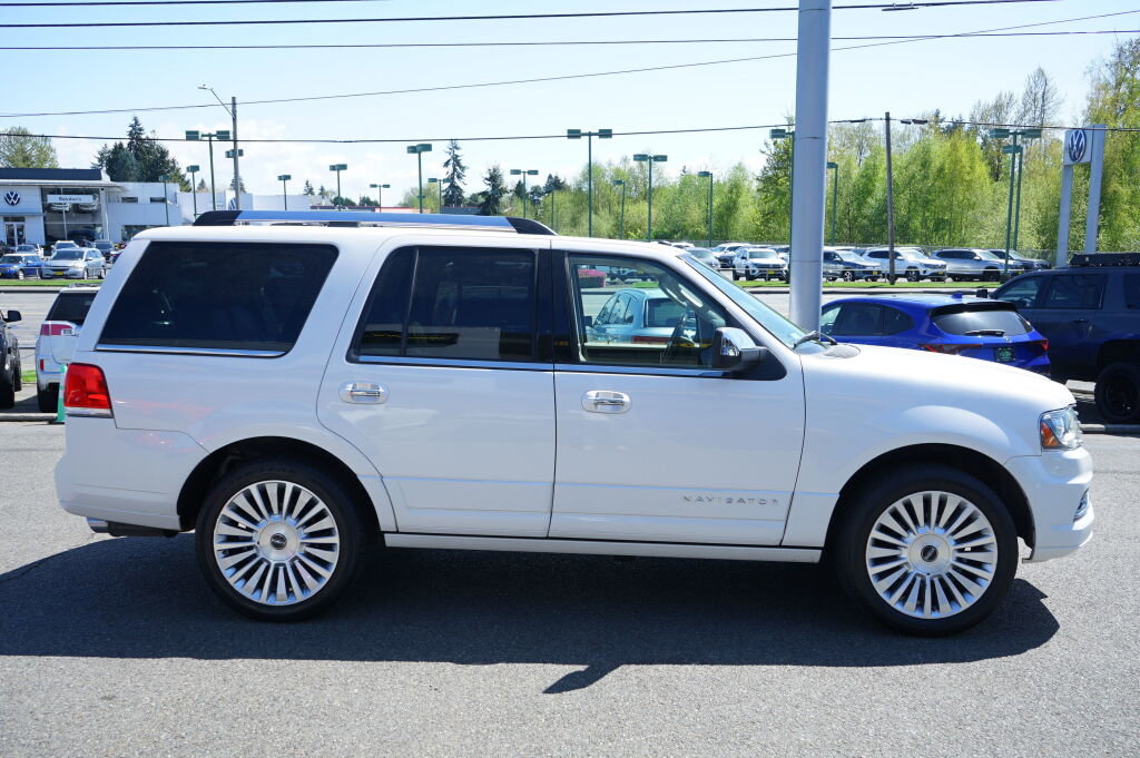 Used 2016 Lincoln Navigator Select AWD/4WD image 6