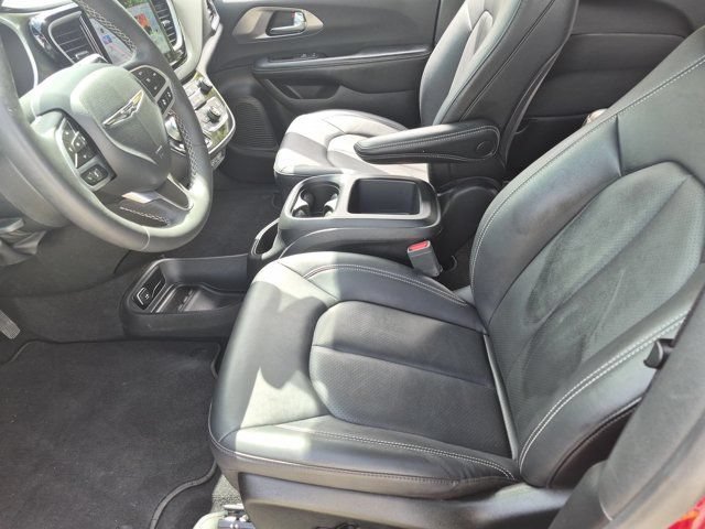 Used 2025 Chrysler Pacifica Select FWD image 24