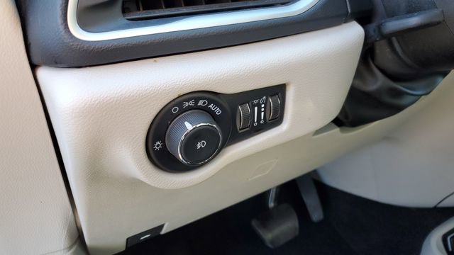 Certified 2024 Chrysler Pacifica Touring-L image 9