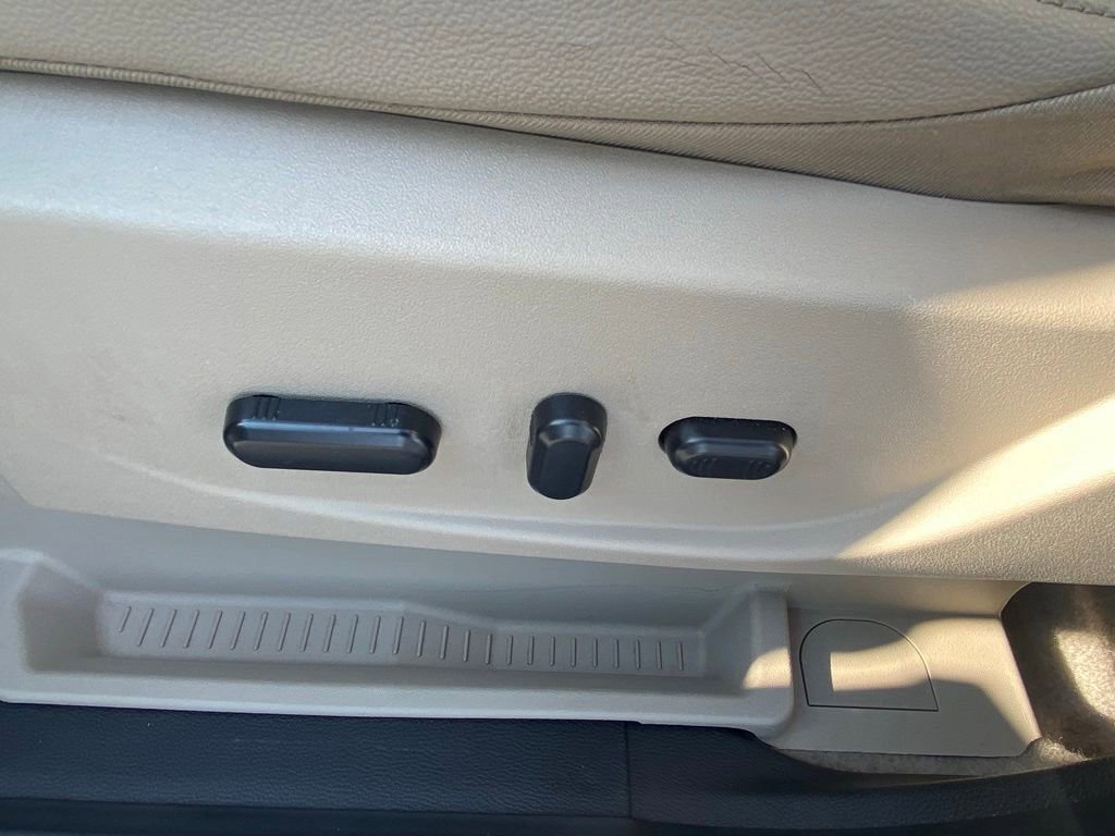 Used 2015 Ford C-MAX SEL w/ Equipment Group 302A FWD image 9