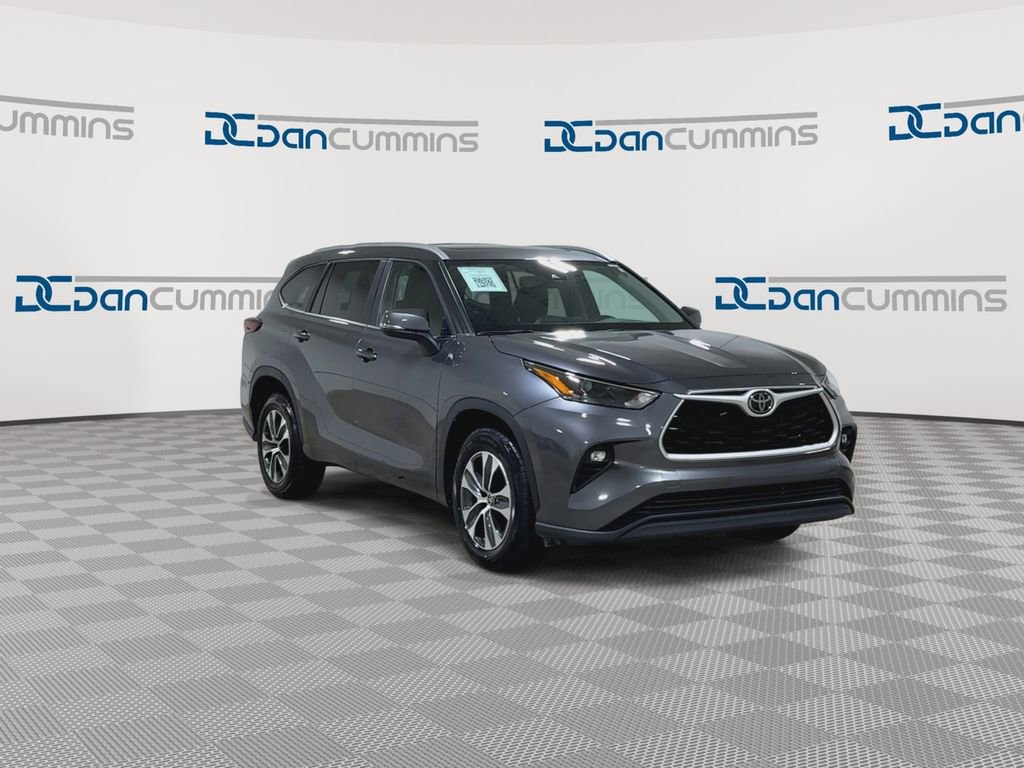 Used 2024 Toyota Highlander XLE image 2