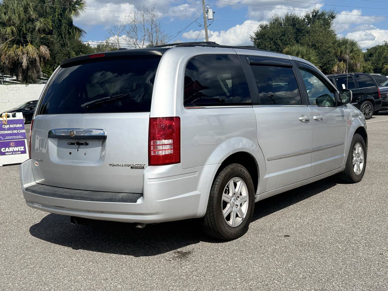 Used 2010 Chrysler Town & Country Touring FWD image 34