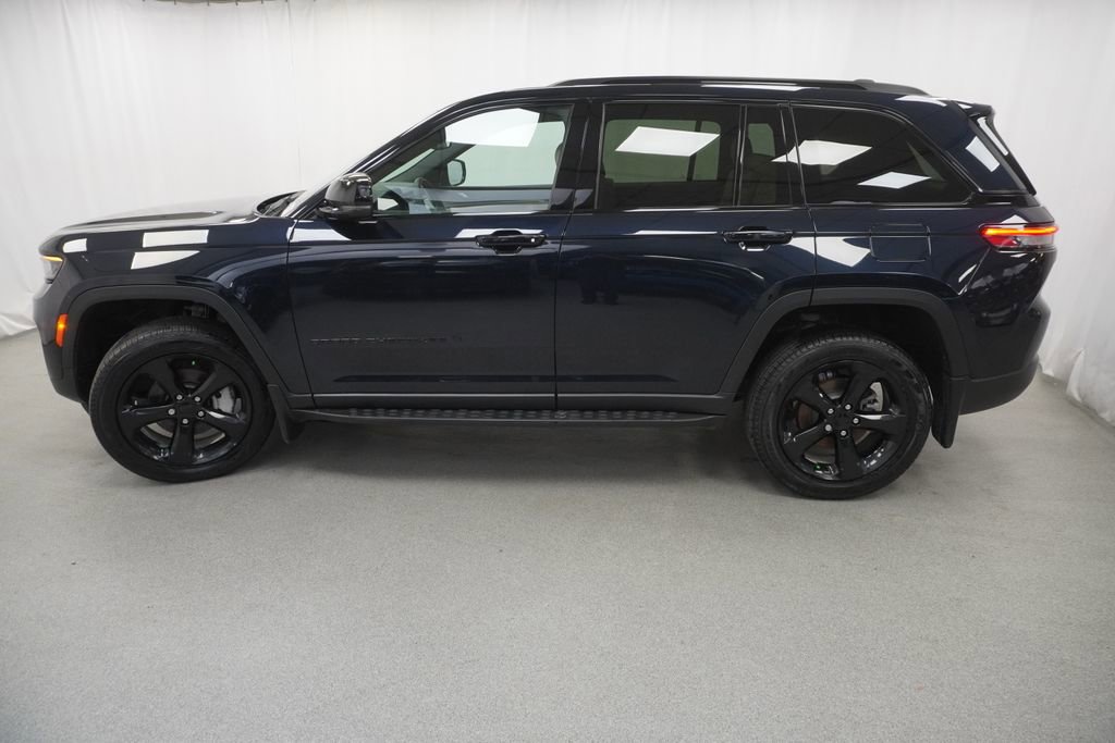 Certified 2024 Jeep Grand Cherokee Limited w/ Black Appearance Package image 15