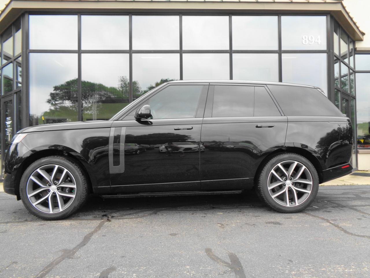 Used 2024 Land Rover Range Rover SE AWD/4WD image 8