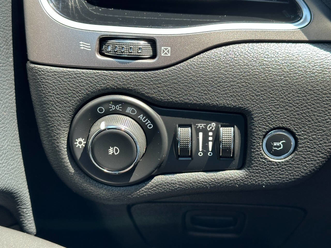 Used 2019 Jeep Cherokee Limited image 36