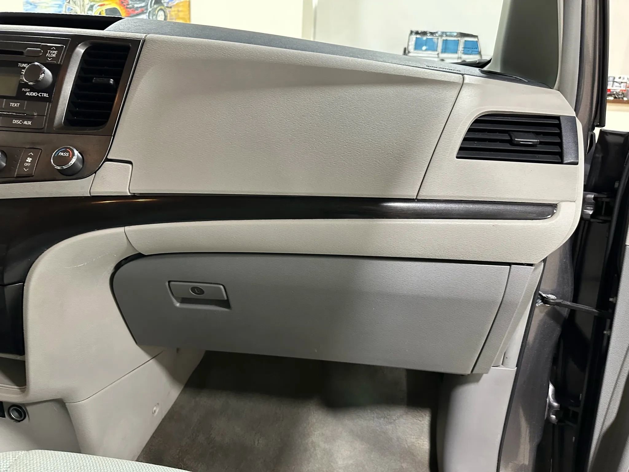 Used 2012 Toyota Sienna image 33