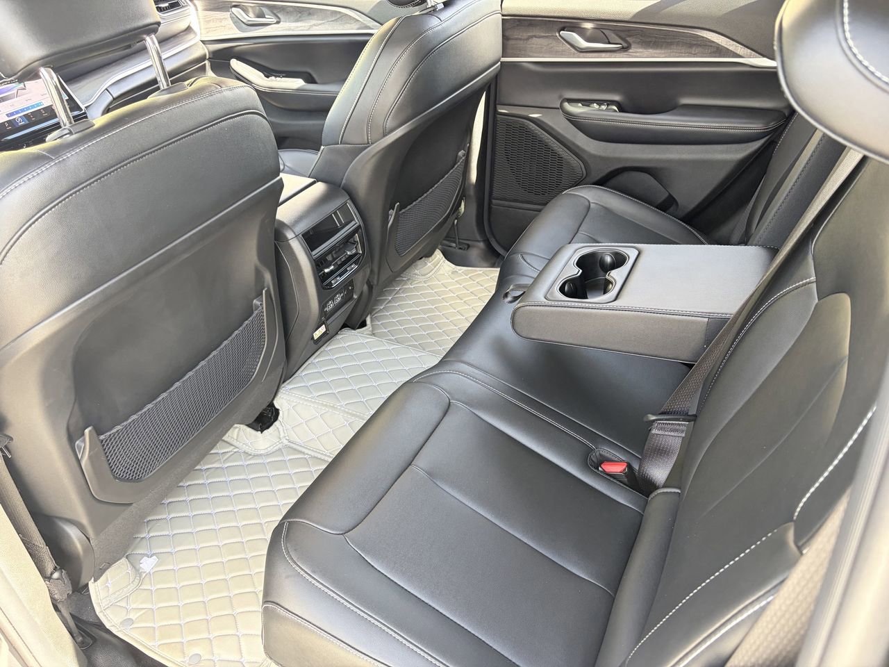 Used 2023 Jeep Grand Cherokee Limited AWD/4WD image 16