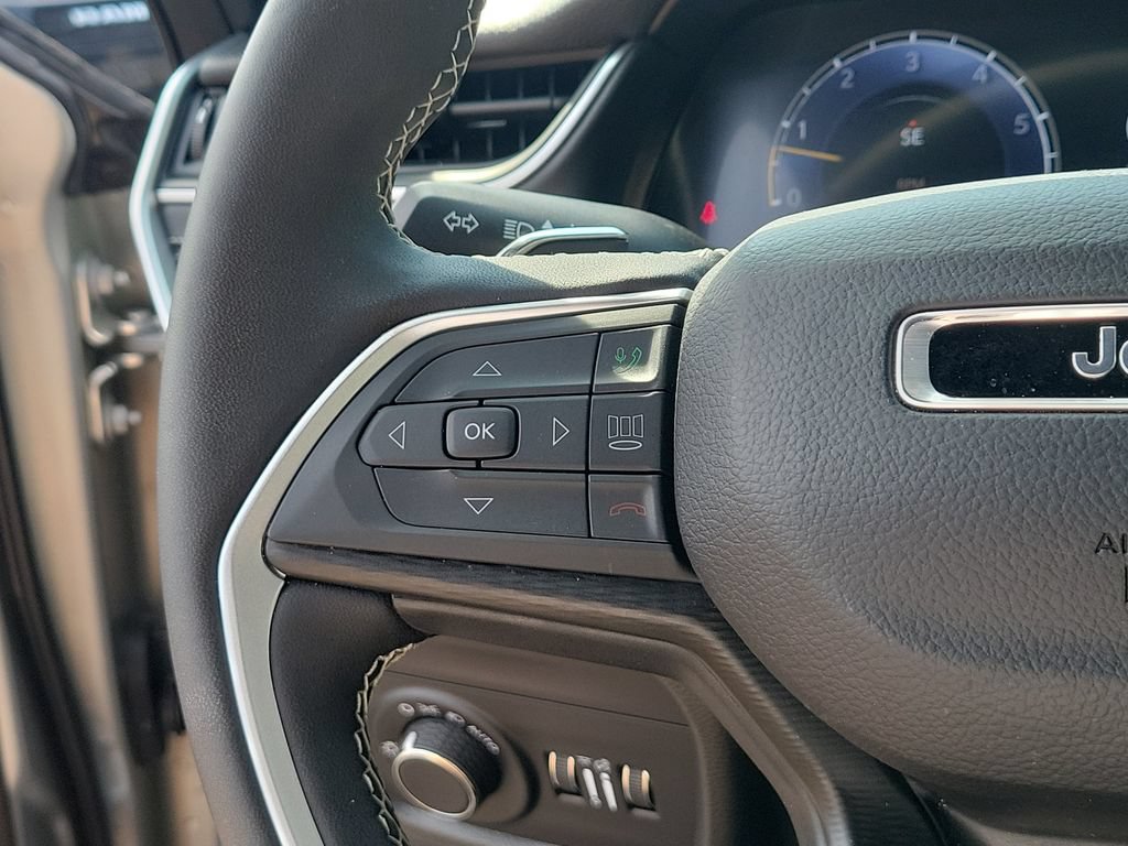 Certified 2025 Jeep Grand Cherokee Laredo AWD/4WD image 23