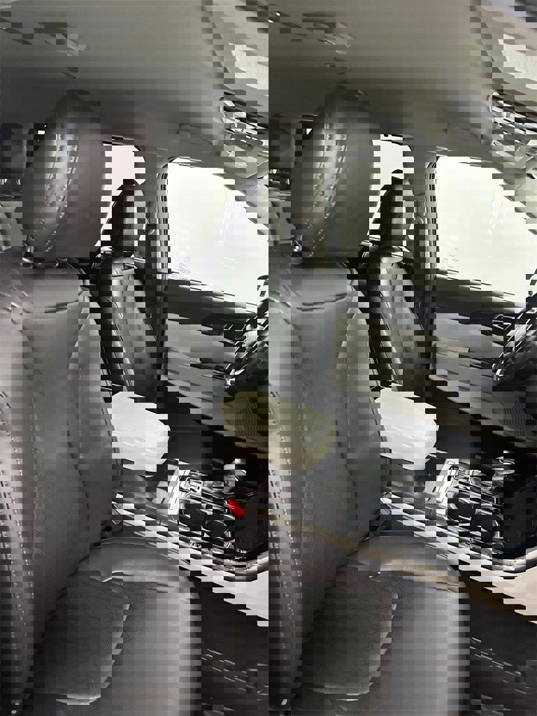 Used 2022 Kia Carnival EX image 41