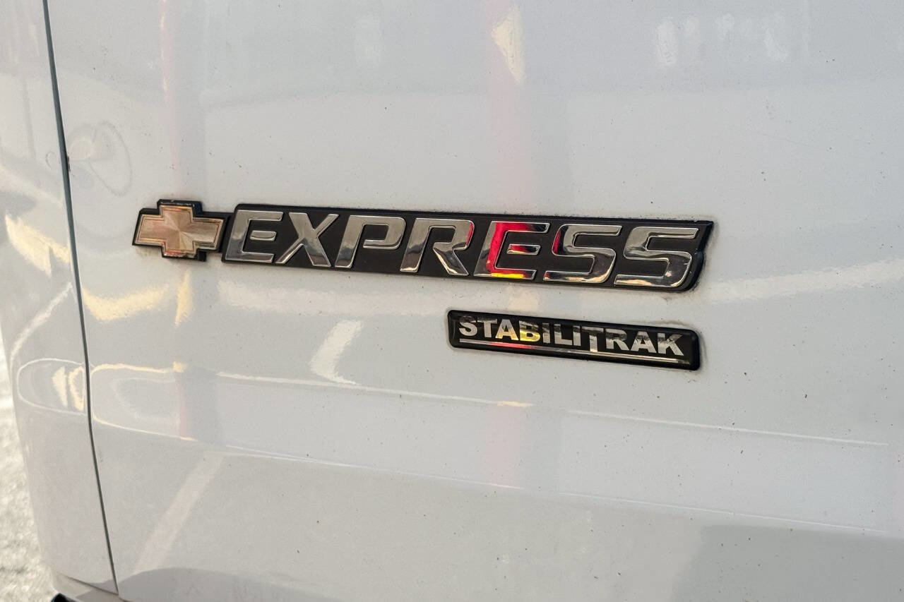 Used 2017 Chevrolet Express 2500 image 30