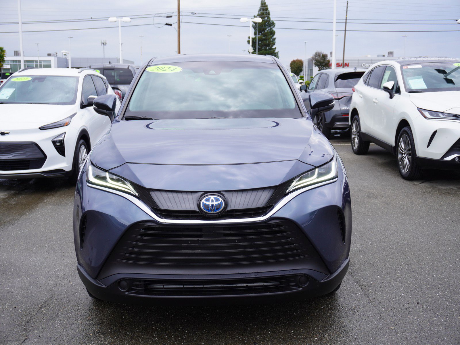 Used 2024 Toyota Venza LE AWD/4WD image 4