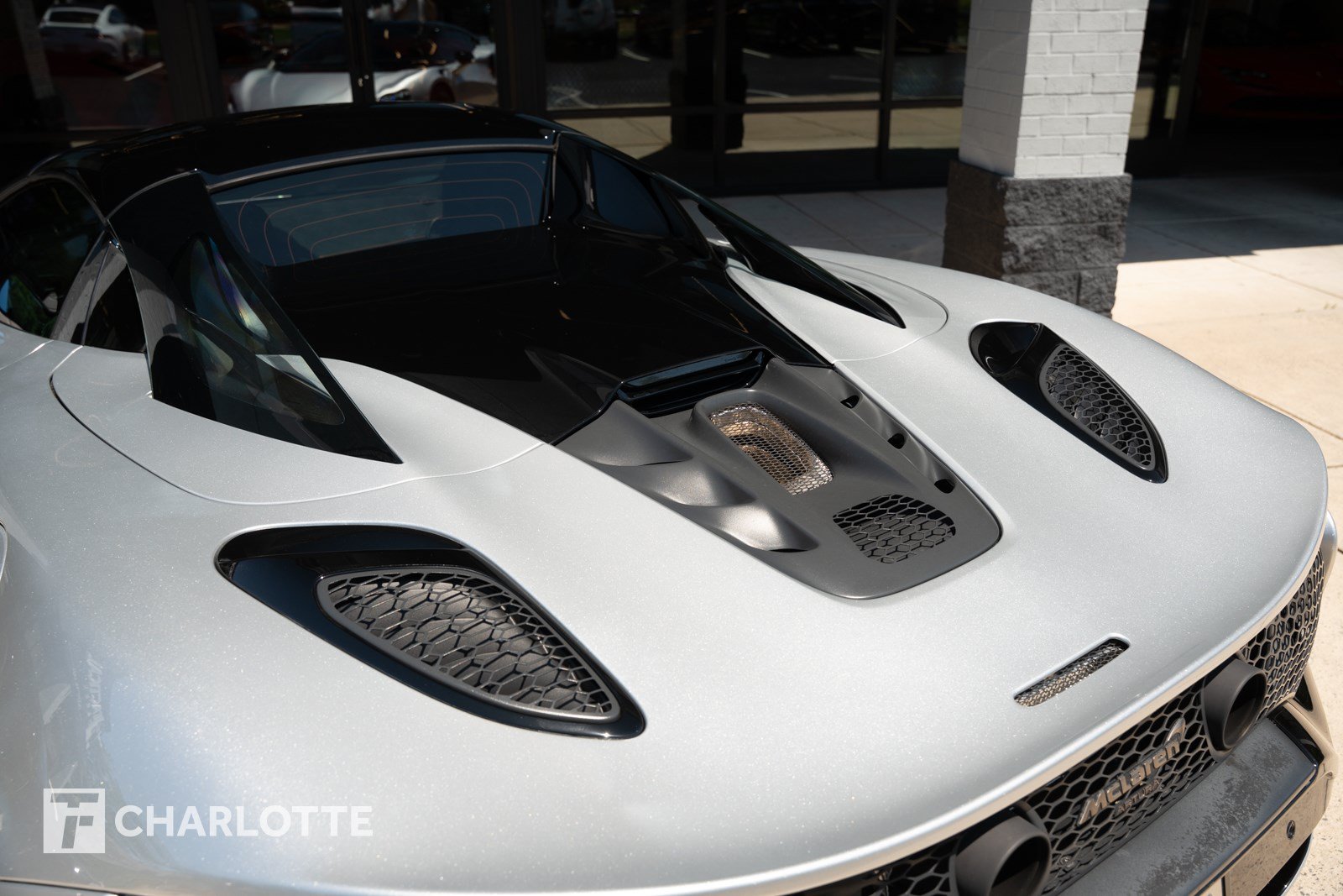 Used 2025 McLaren Artura Spider RWD image 16