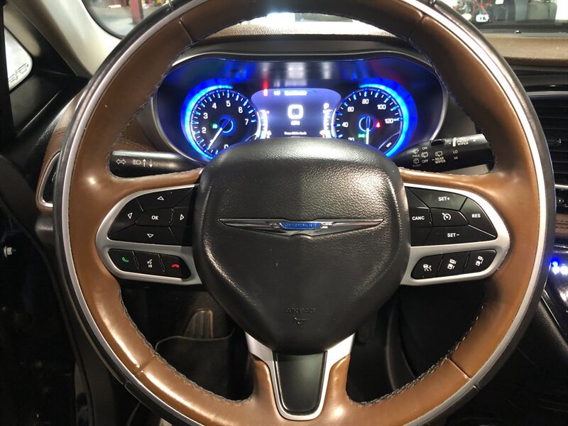 Used 2018 Chrysler Pacifica Limited w/ Tire & Wheel Group FWD image 10