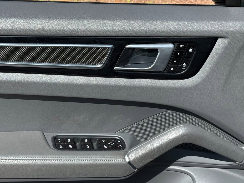 Used 2020 Porsche Cayenne image 27