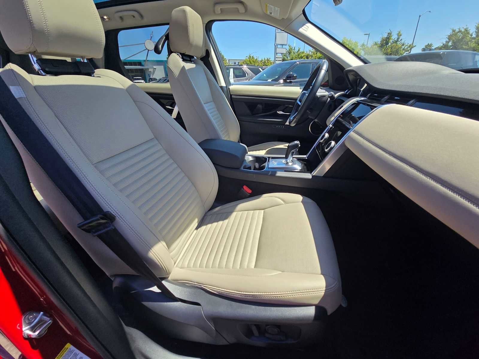 Used 2023 Land Rover Discovery Sport SE image 11