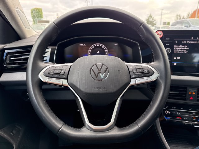 Used 2025 Volkswagen Jetta SE FWD image 12