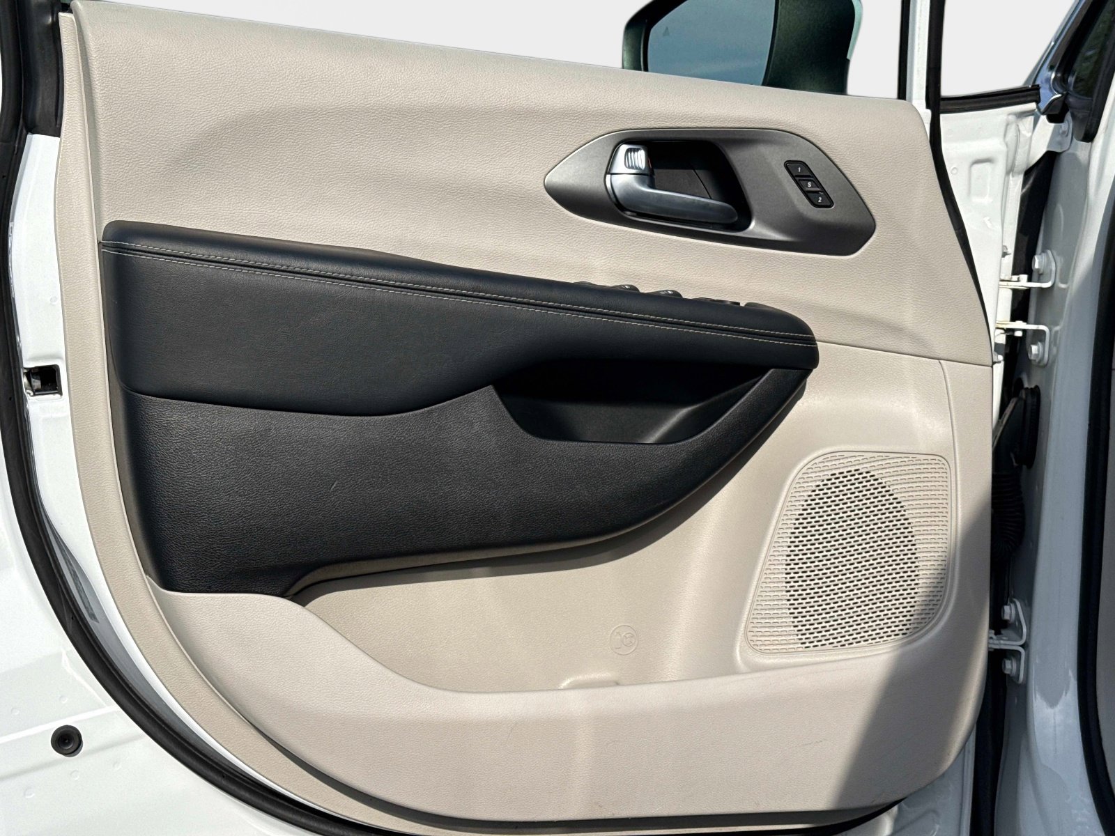 Used 2023 Chrysler Pacifica Touring-L image 19