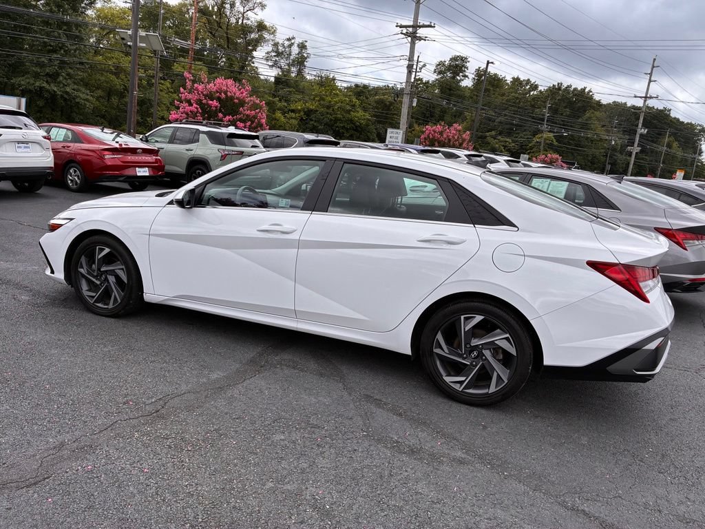 Used 2025 Hyundai Elantra Limited FWD image 4