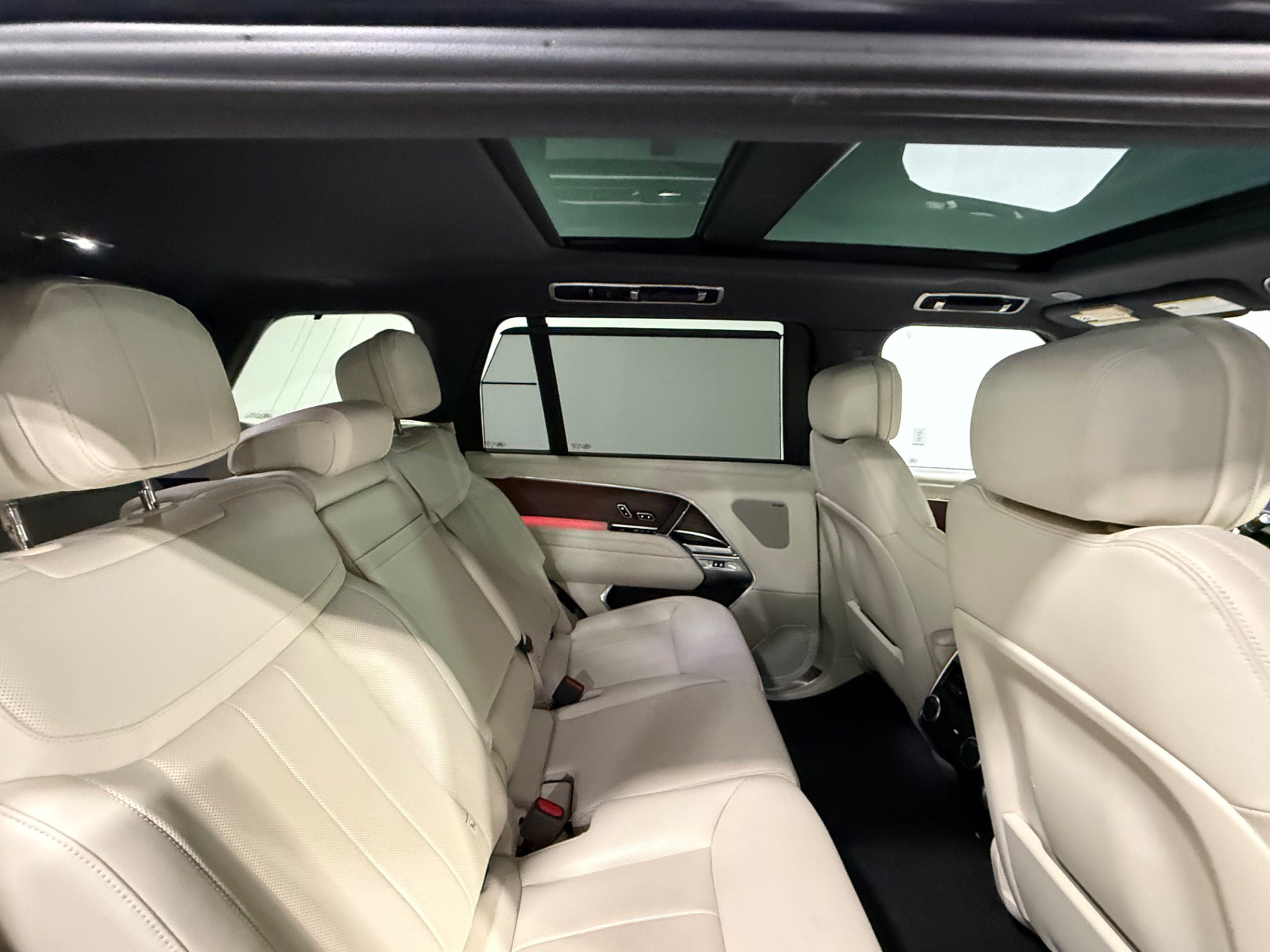 Used 2025 Land Rover Range Rover Long Wheelbase SE AWD/4WD image 43