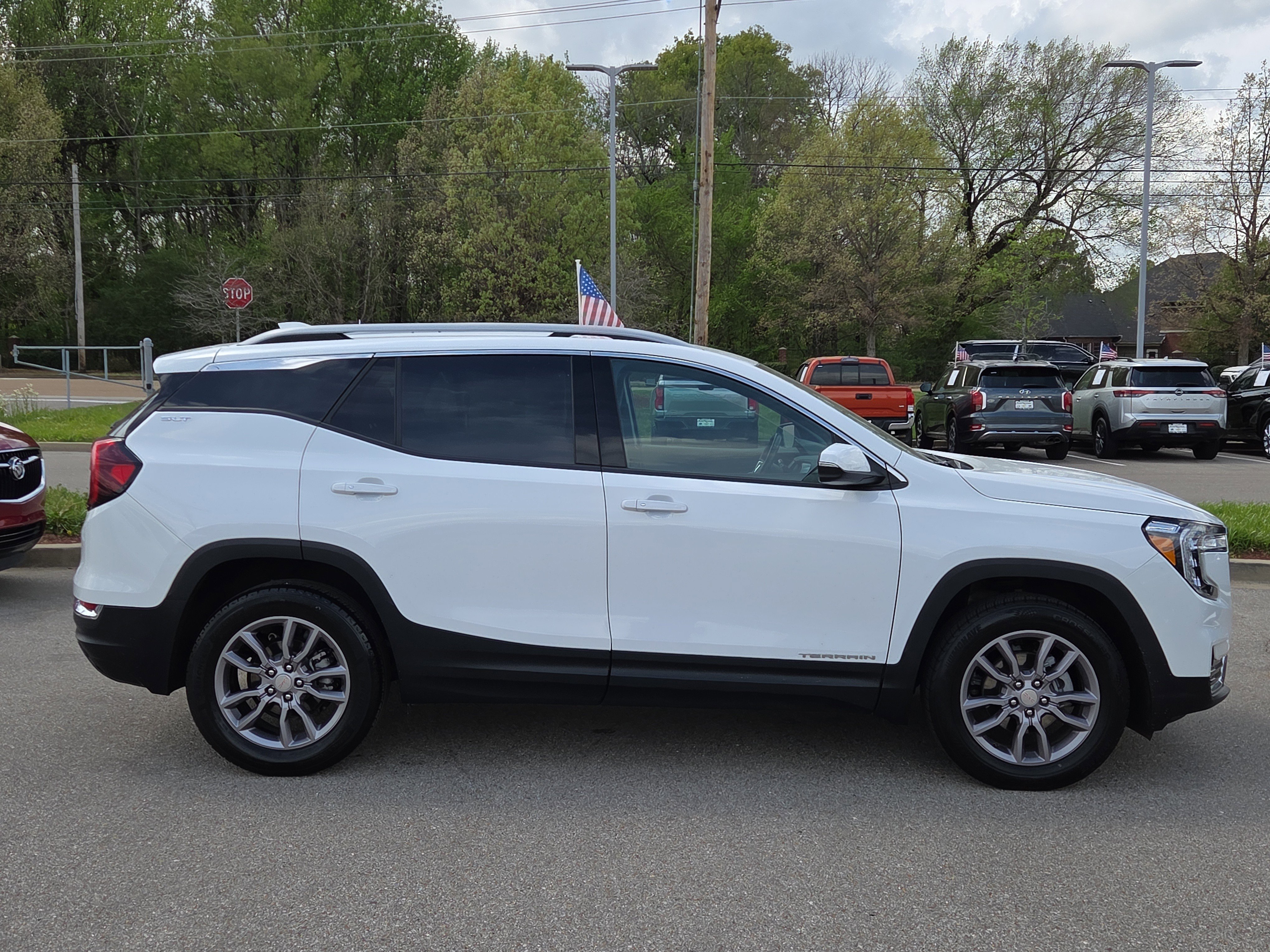 Used 2024 GMC Terrain SLT image 2