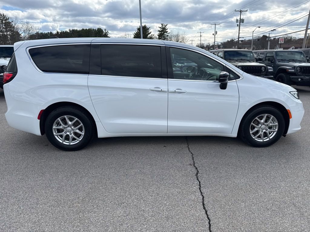 New 2026 Chrysler Pacifica Select FWD image 6