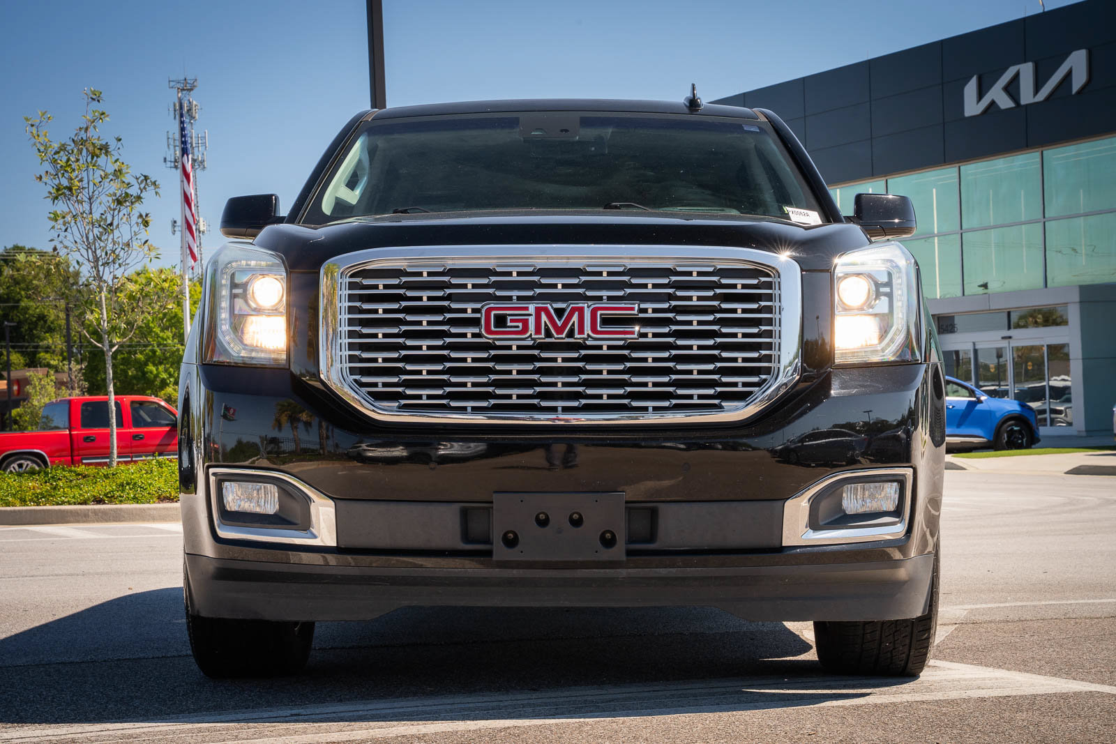 Used 2018 GMC Yukon XL Denali w/ Open Road Package AWD/4WD image 2