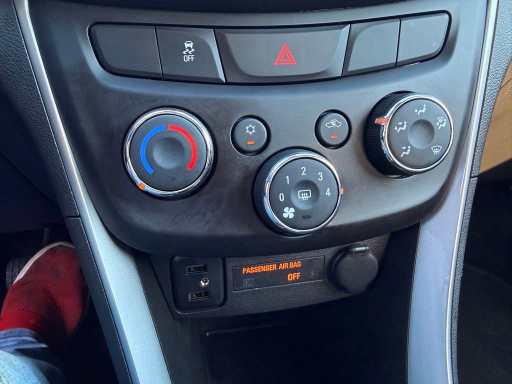 Used 2020 Chevrolet Trax LT w/ LT Convenience Package AWD/4WD image 38