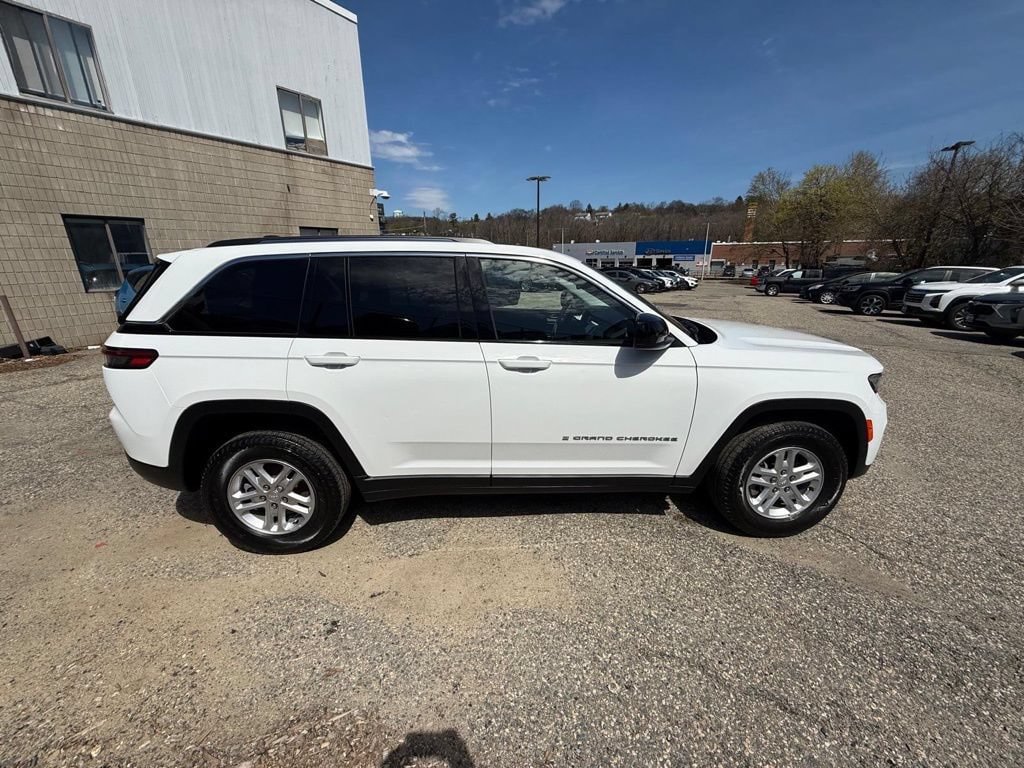 Used 2023 Jeep Grand Cherokee Laredo AWD/4WD image 8