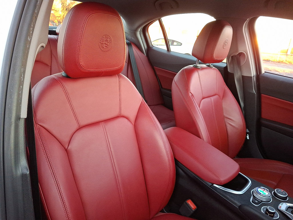 Used 2020 Alfa Romeo Giulia AWD image 13