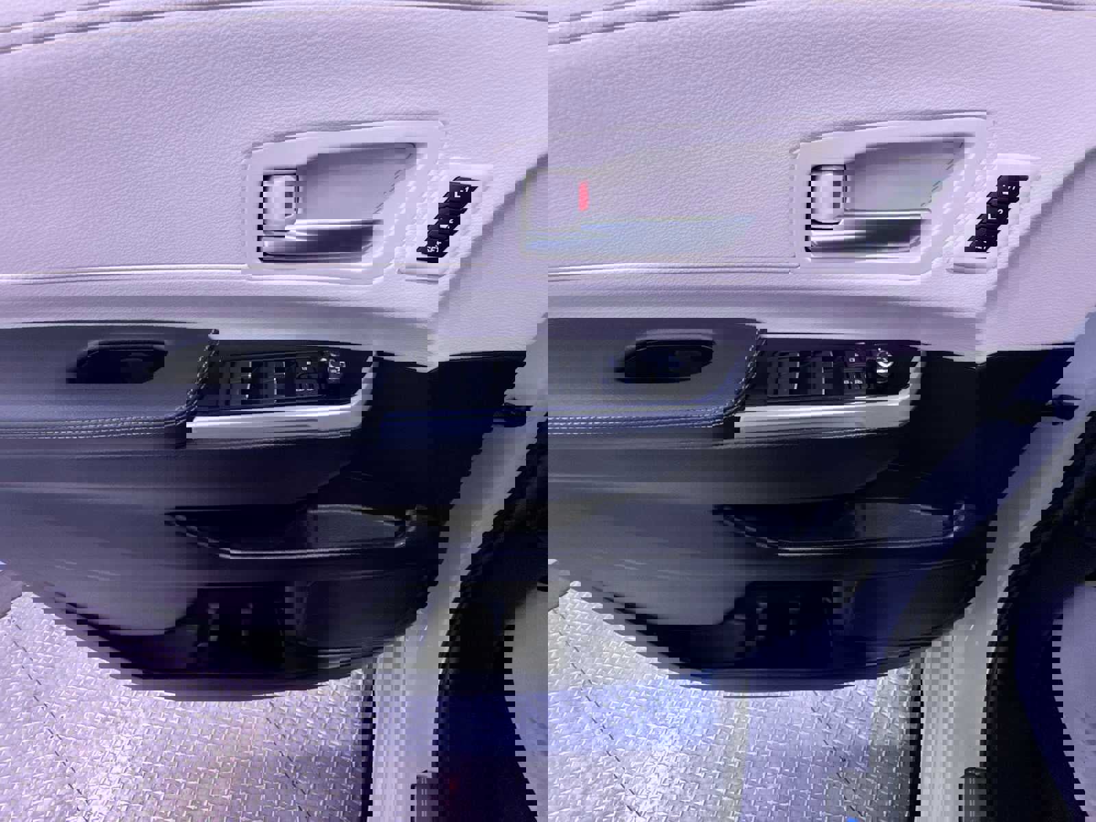 Used 2025 Toyota Sienna Limited image 12