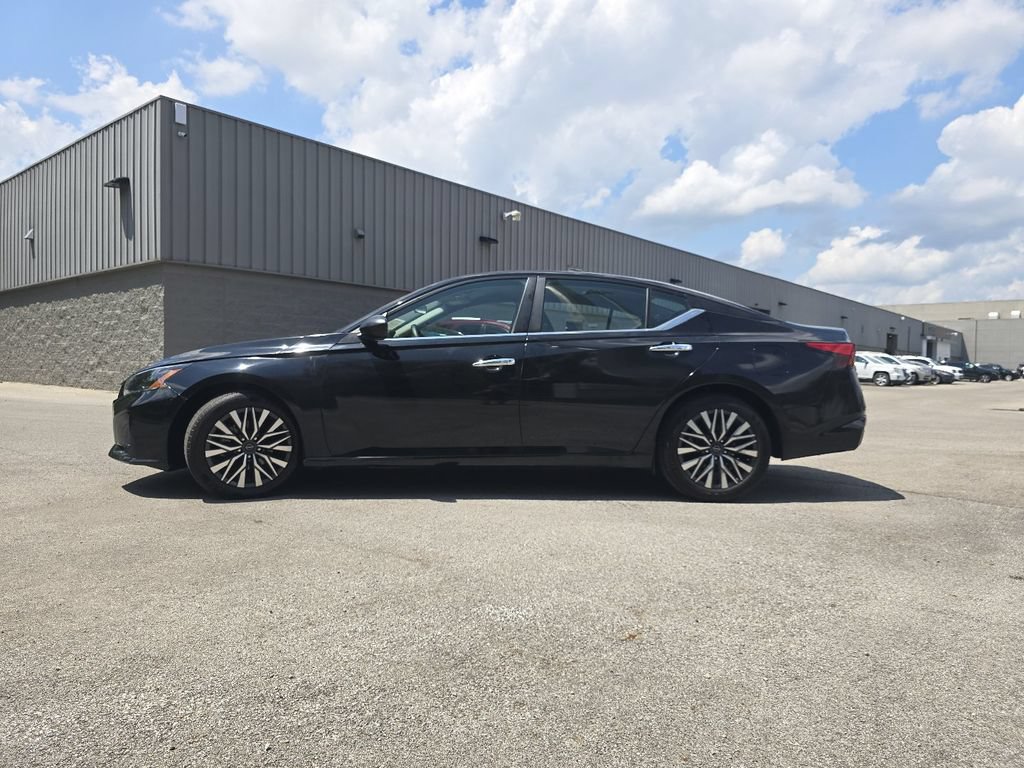 Used 2025 Nissan Altima 2.5 SV FWD image 10
