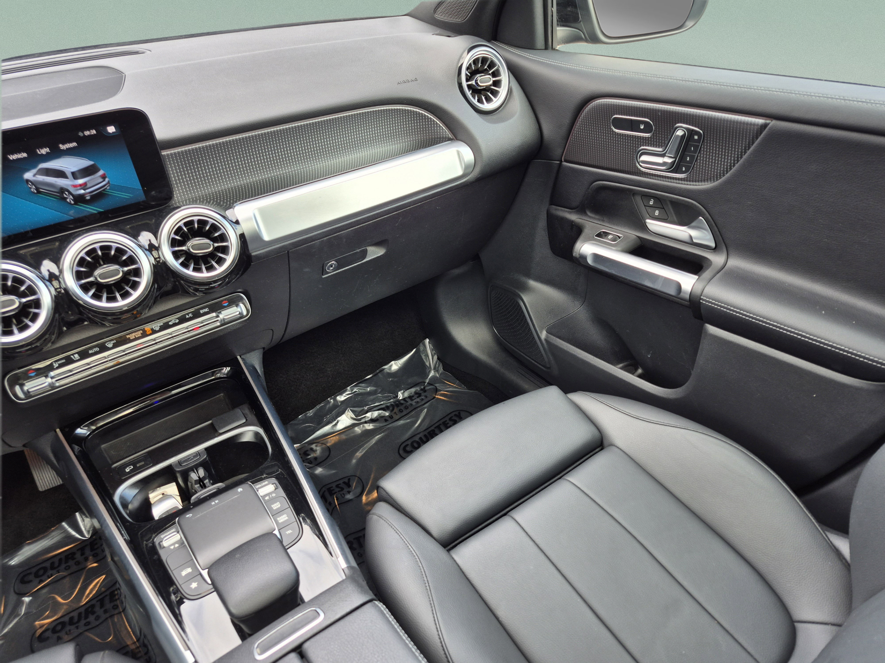 Used 2023 Mercedes-Benz GLB 250 image 16