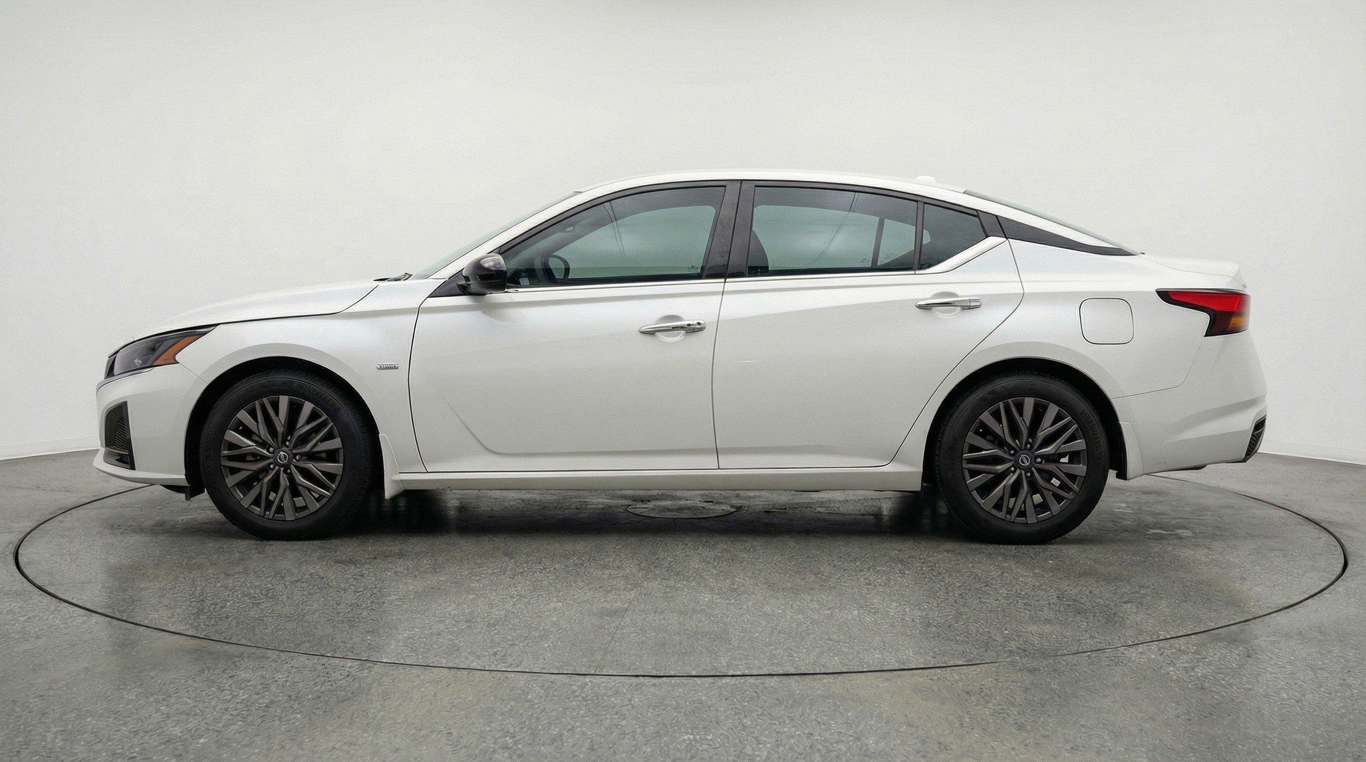 Used 2025 Nissan Altima 2.5 SV image 5
