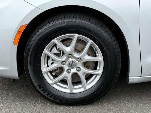 Used 2024 Chrysler Pacifica Touring-L image 7