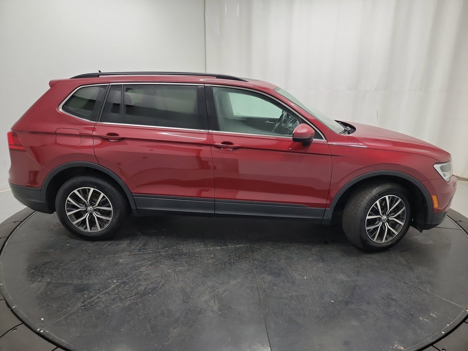 Used 2019 Volkswagen Tiguan SE w/ Panoramic Sunroof Package image 11